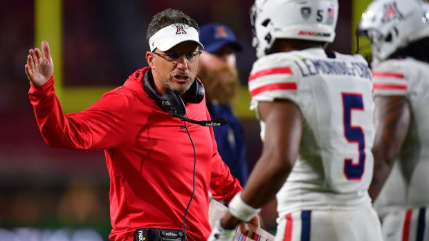Jedd Fisch welcomes his Arizona players back to the sideline.